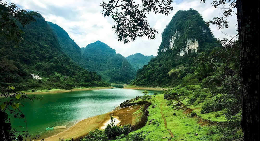 For those seeking a touch of adventure, the Thang Hen Viewpoint offers one of the most stunning panoramas in Cao Bang 